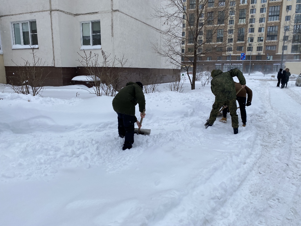 Уборка снега сотрудниками управы рядом с Детской поликлиникой