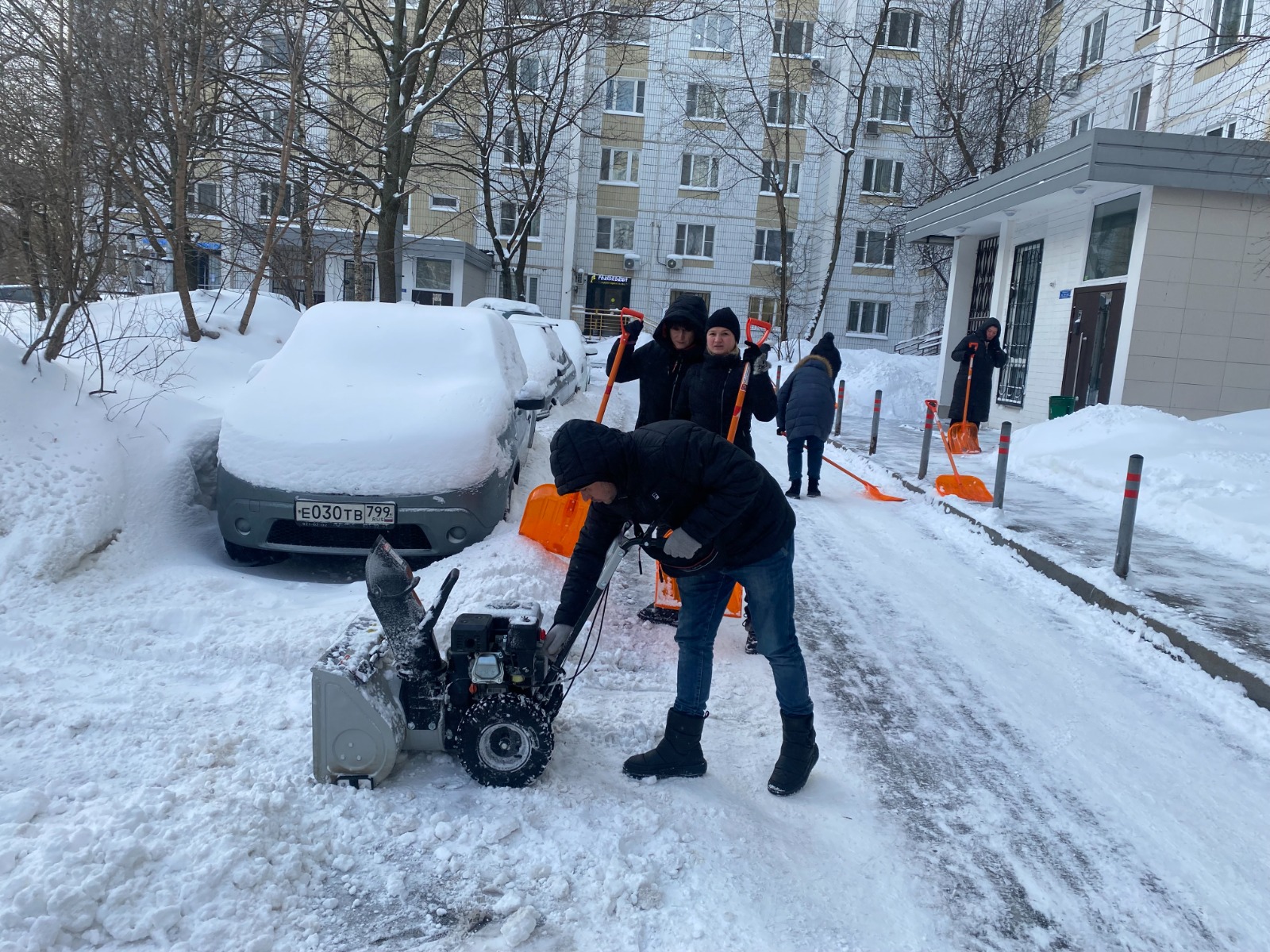 Сегодня сотрудники управы района Люблино вышли на уборку дворовых территорий, для помощи в устранении последствий обильного снегопада, который прошел в Москве 7 февраля 2024 года