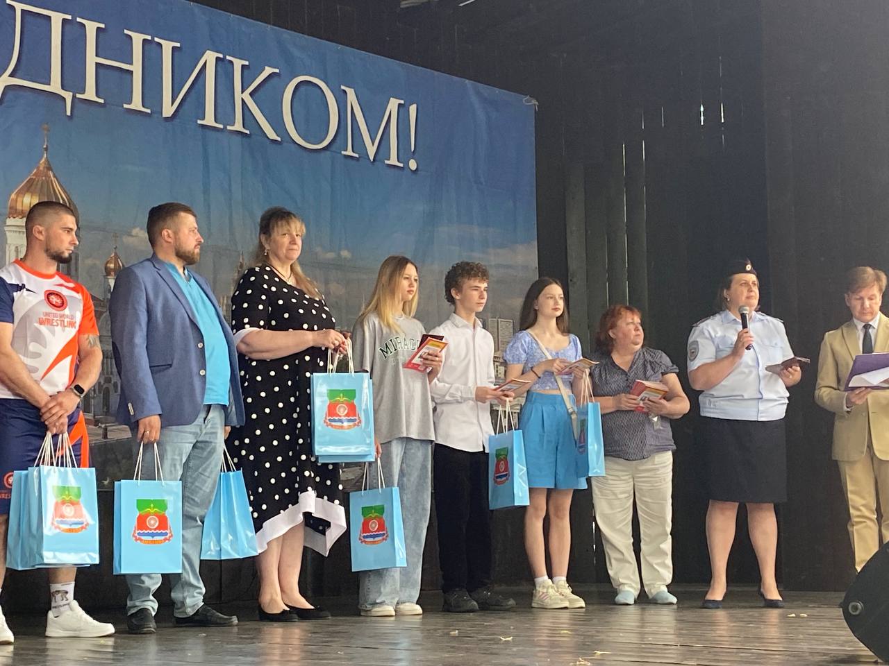 Праздничный концерт, с торжественным вручением паспортов 14-летним люблинцам состоялся в сквере им. М.П. Судакова