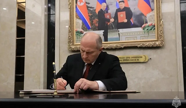 Делегация МЧС России во главе с Министром РФ Александром Куренковым посетила в Пхеньяне музей боевых подвигов героев зарубежной военной операции
